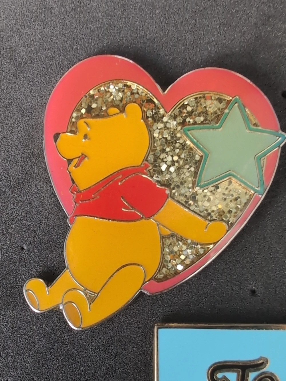 🌟Rare Vintage Disney Winnie the Pooh in a Glitter Heart Pin (UK Disney Store)